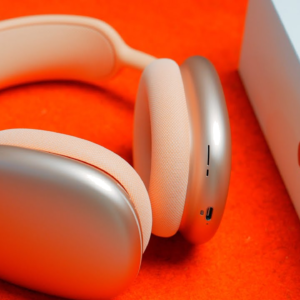 """Apple Airpods Max Orange""
